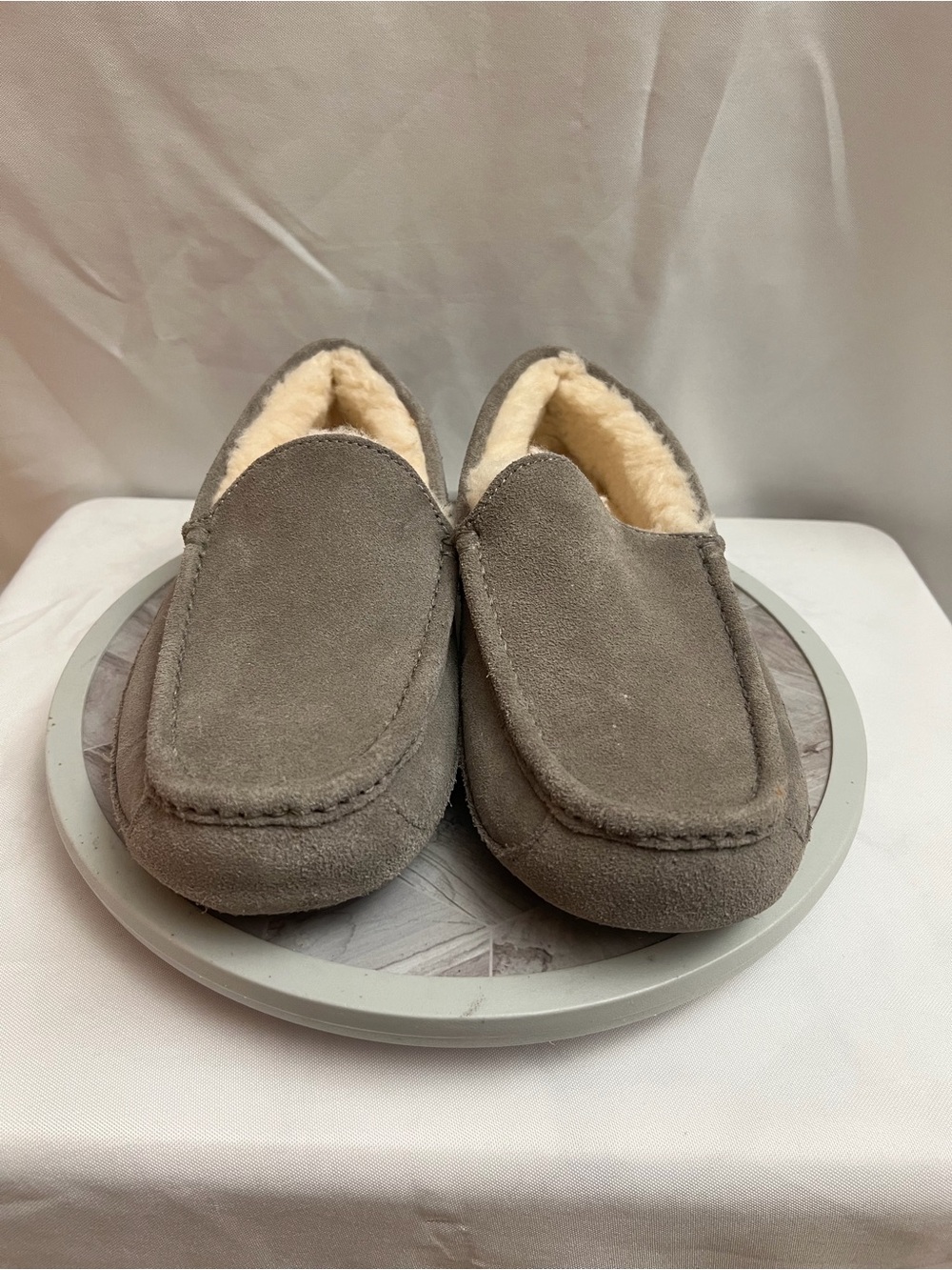 UGG Ascot Men’s Size 9 Gray Suede Sheepskin Lined Moccasin Slippers